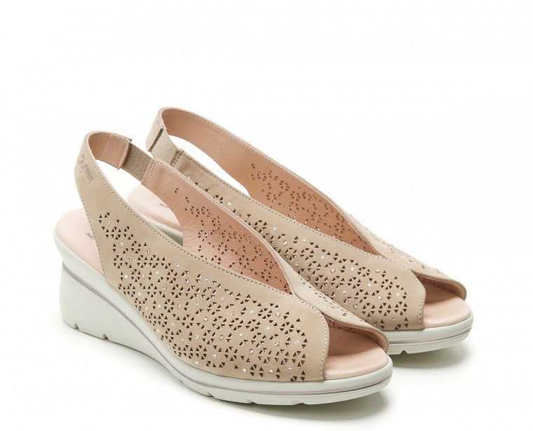 24 Hrs 26449 Sandalia Peep Toe cuña arena.