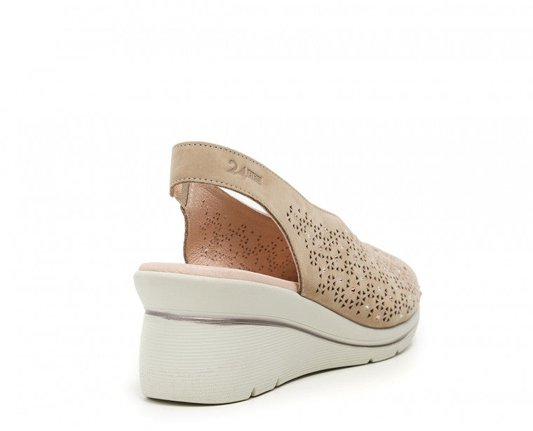 24 Hrs 26449 Sandalia Peep Toe cuña arena.