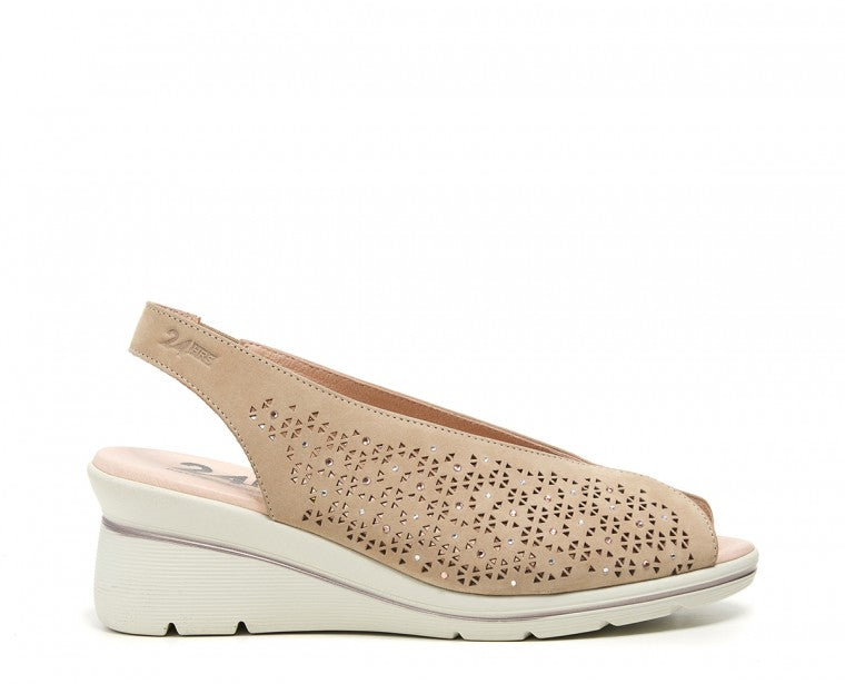 24 Hrs 26449 Sandalia Peep Toe cuña arena.