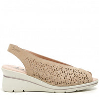 24 Hrs 26449 Sandalia Peep Toe cuña arena.