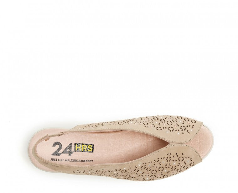 24 Hrs 26449 Sandalia Peep Toe cuña arena.