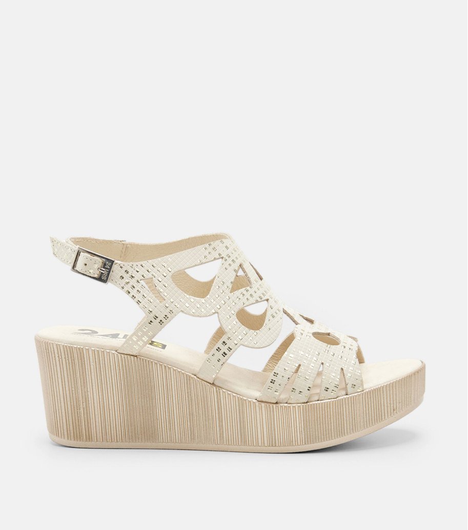 24 Hrs 26482 Sandalia plataforma tiras crema.