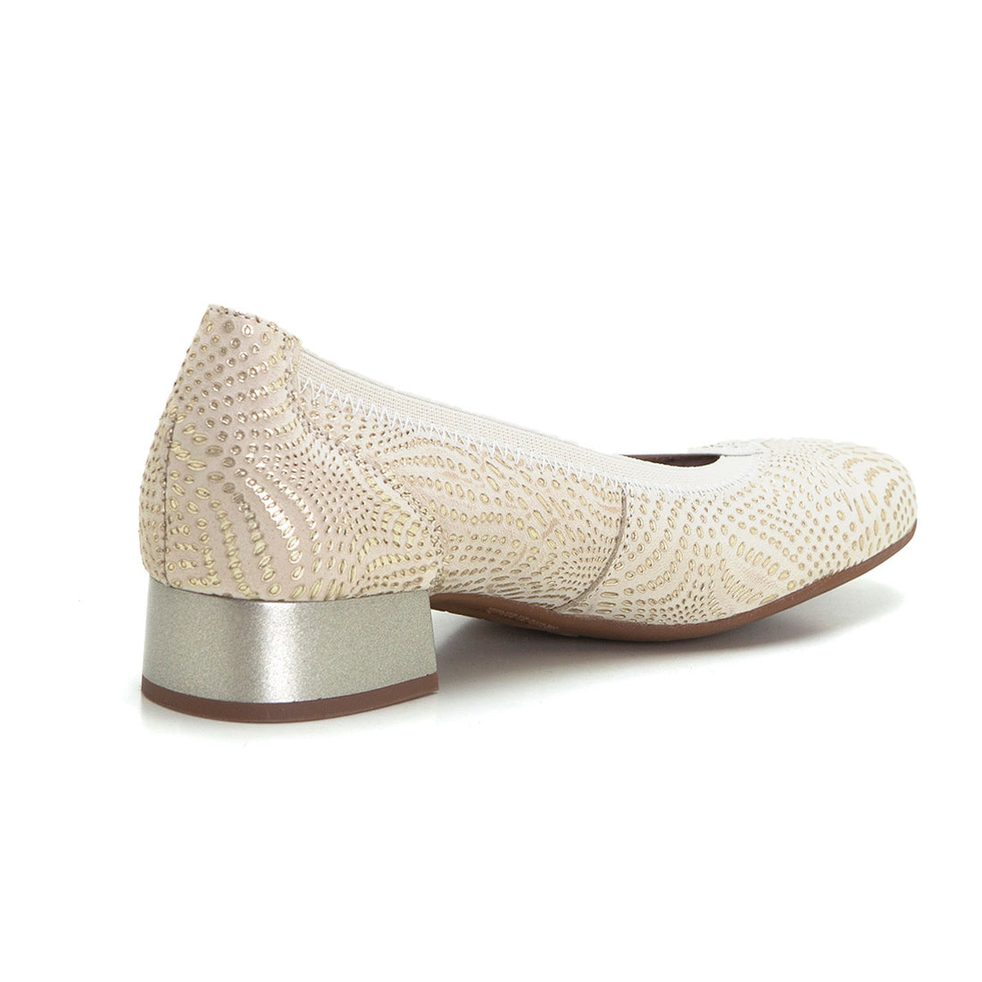 Pitillos 10450 Salón de tacón bajo grabado oro.