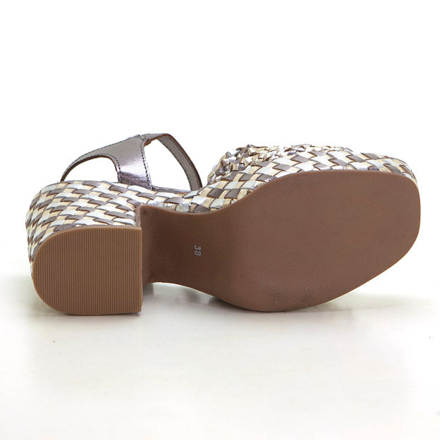 Carmela 16222402 Sandalia trenzada de tacón y plataforma plomo.