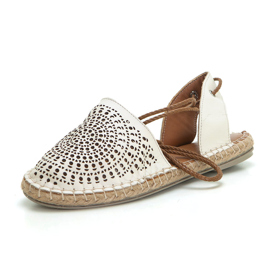 Kelara 52904 Sandalia cerrada esparto plana tiras hielo.