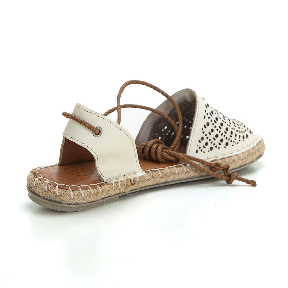 Kelara 52904 Sandalia cerrada esparto plana tiras hielo.