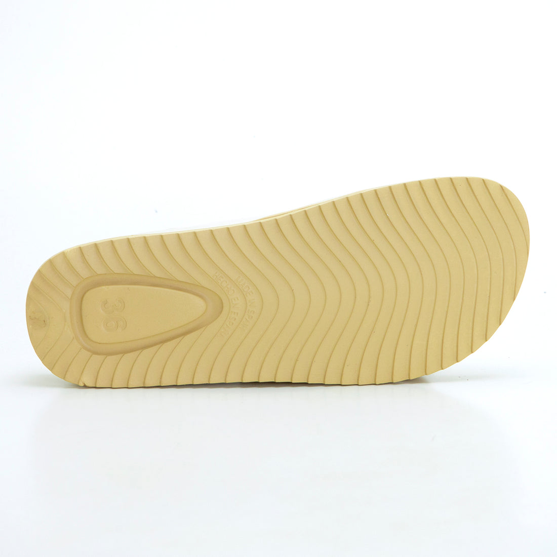 Igor Habana Chancla de baño destalonada hebillas brillo mostaza.