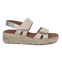 Tekila S107 Sandalia cuña baja plataforma velcros crema.