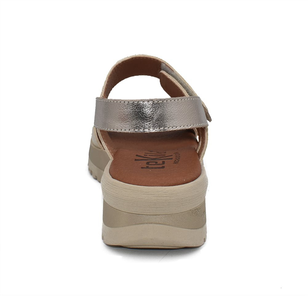 Tekila S107 Sandalia cuña baja plataforma velcros crema.