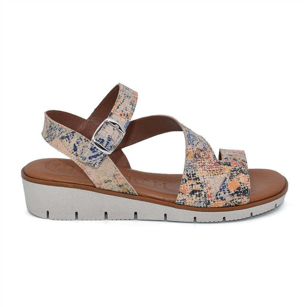 Tekila 1358 Sandalia de cuña baja multicolor beig.