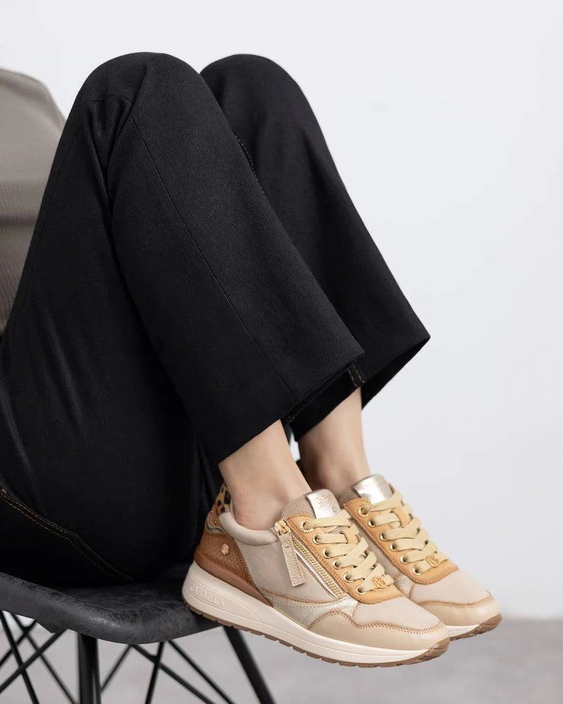 Carmela 16244201 Zapatilla cremallera beige