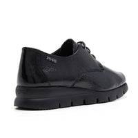Zapato 24HRS mujer de piel charol negro con cordones