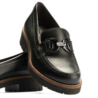 Mocasín Pitillos mujer de piel negro con adorno metálico