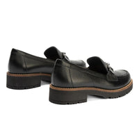 Mocasín Pitillos mujer de piel negro con adorno metálico