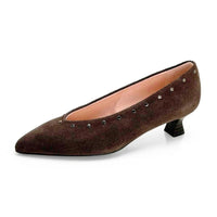 Zapato de salón Patricia Miller 7343 de serraje marrón con tachuelas