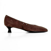 Zapato de salón Patricia Miller 7343 de serraje marrón con tachuelas