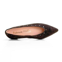 Zapato de salón Patricia Miller 7343 de serraje marrón con tachuelas