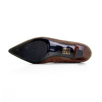 Zapato de salón Patricia Miller 7343 de serraje marrón con tachuelas