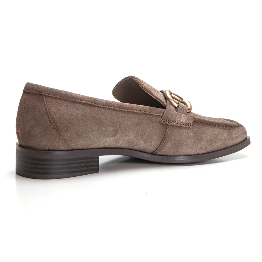 CARMELA 16123 MOCASÍN CON ESTRIBOS TAUPE