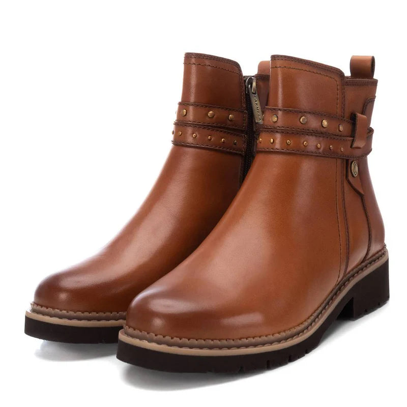 Carmela 161719 Botín plano mujer tachuelas cámel
