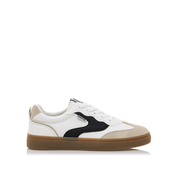 Mustang 60825 Zapatilla mujer clásica blanco negro.