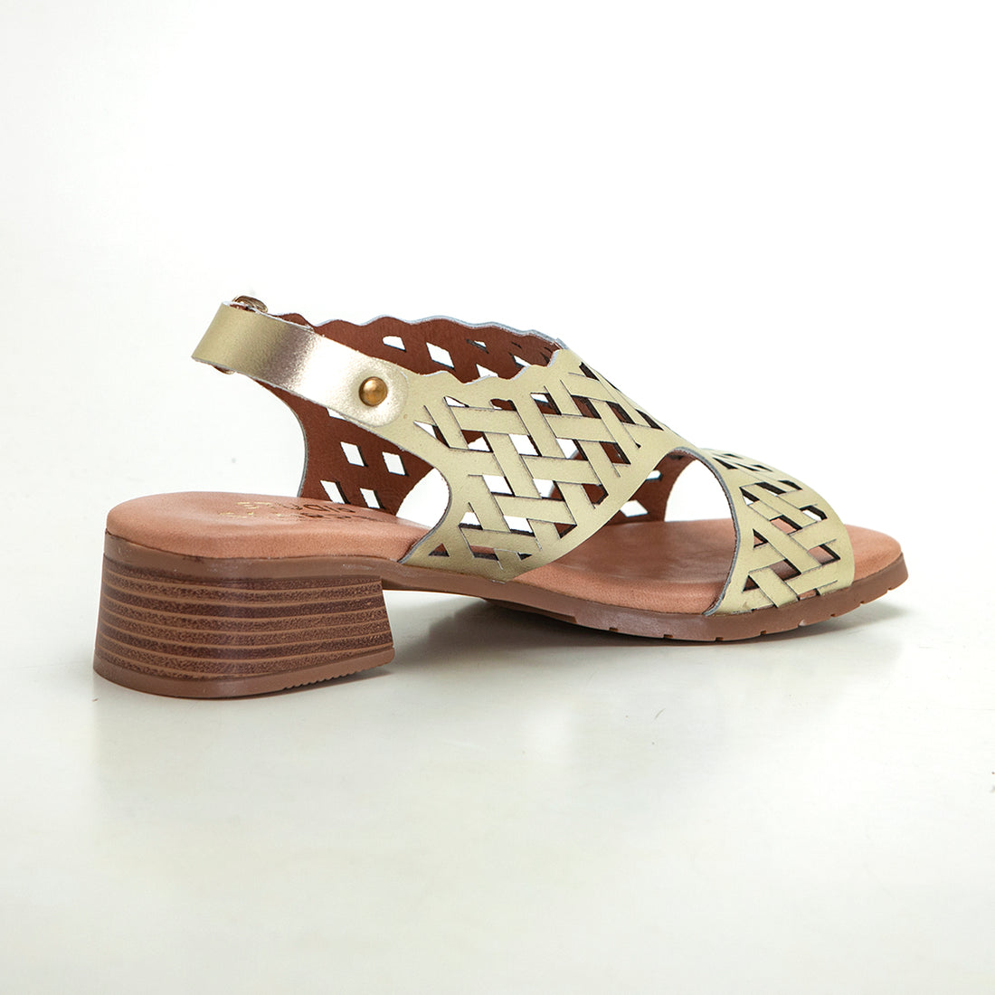 Studio Scarpe 151763 Sandalia de tacón bajo abotinada calada platino.