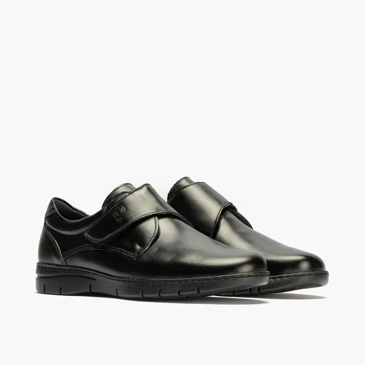 Pitillos 113 Zapato de hombre con velcro negro.