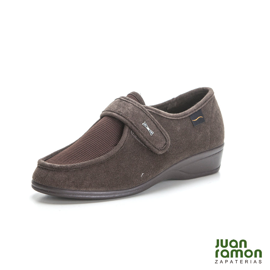 Doctor Cutillas 771 Zapatilla pies delicados cuña baja con velcro marrón.