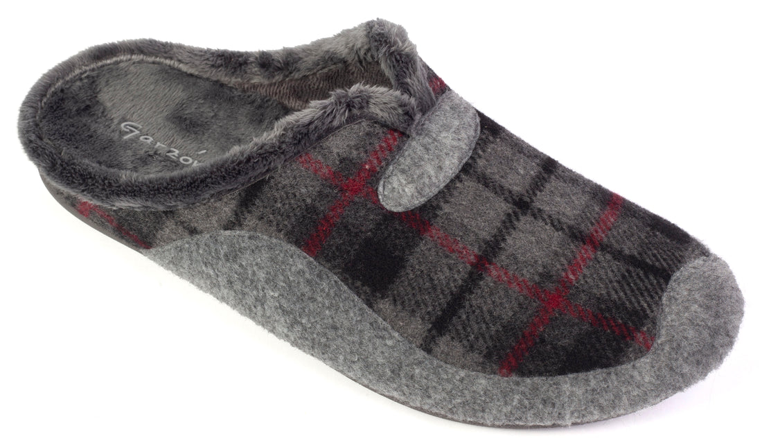 Garzón 8450.296 Zapatilla de ir por casa hombre destalonada de cuadros gris.