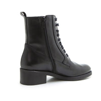 Patricia Miller 6403 Bota militar con tacón bajo negro.