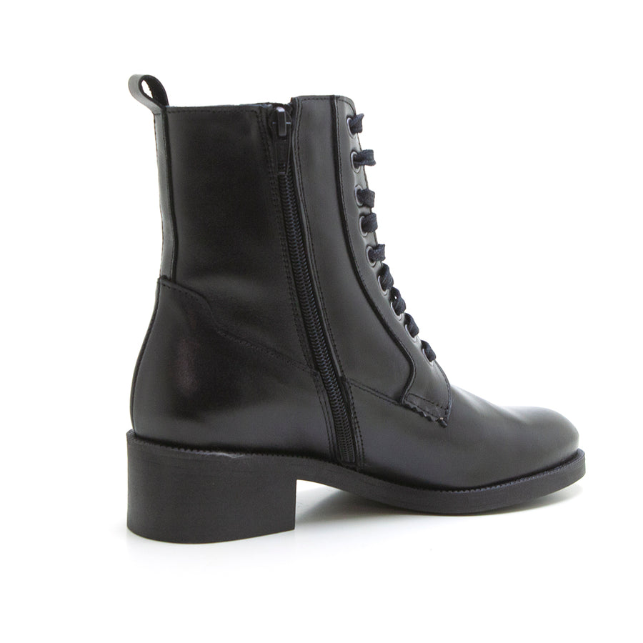 Patricia Miller 6403 Bota militar con tacón bajo negro.