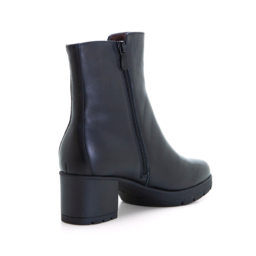 Treintas 4440 Botín mujer tacón medio negro.