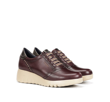 Fluchos F2096 Zapato deportivo de cuña con cordones elásticos burdeos.