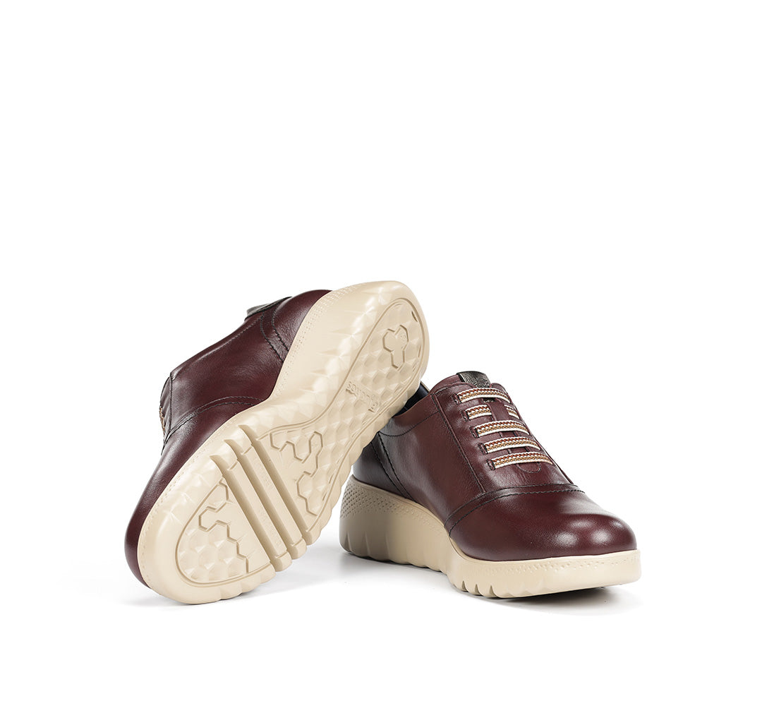 Fluchos F2096 Zapato deportivo de cuña con cordones elásticos burdeos.