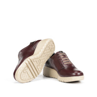 Fluchos F2096 Zapato deportivo de cuña con cordones elásticos burdeos.