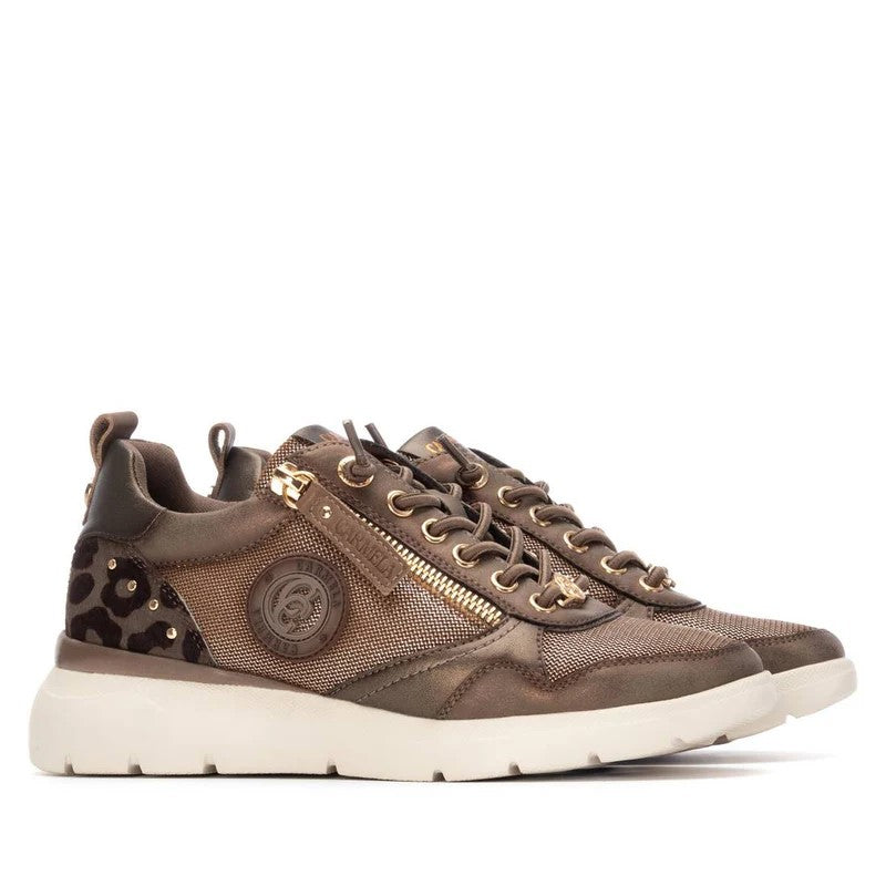 Carmela 162513 Deportiva casual cremallera taupe.