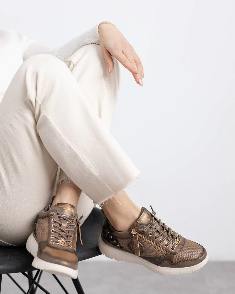 Carmela 162513 Deportiva casual cremallera taupe.