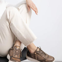 Carmela 162513 Deportiva casual cremallera taupe.