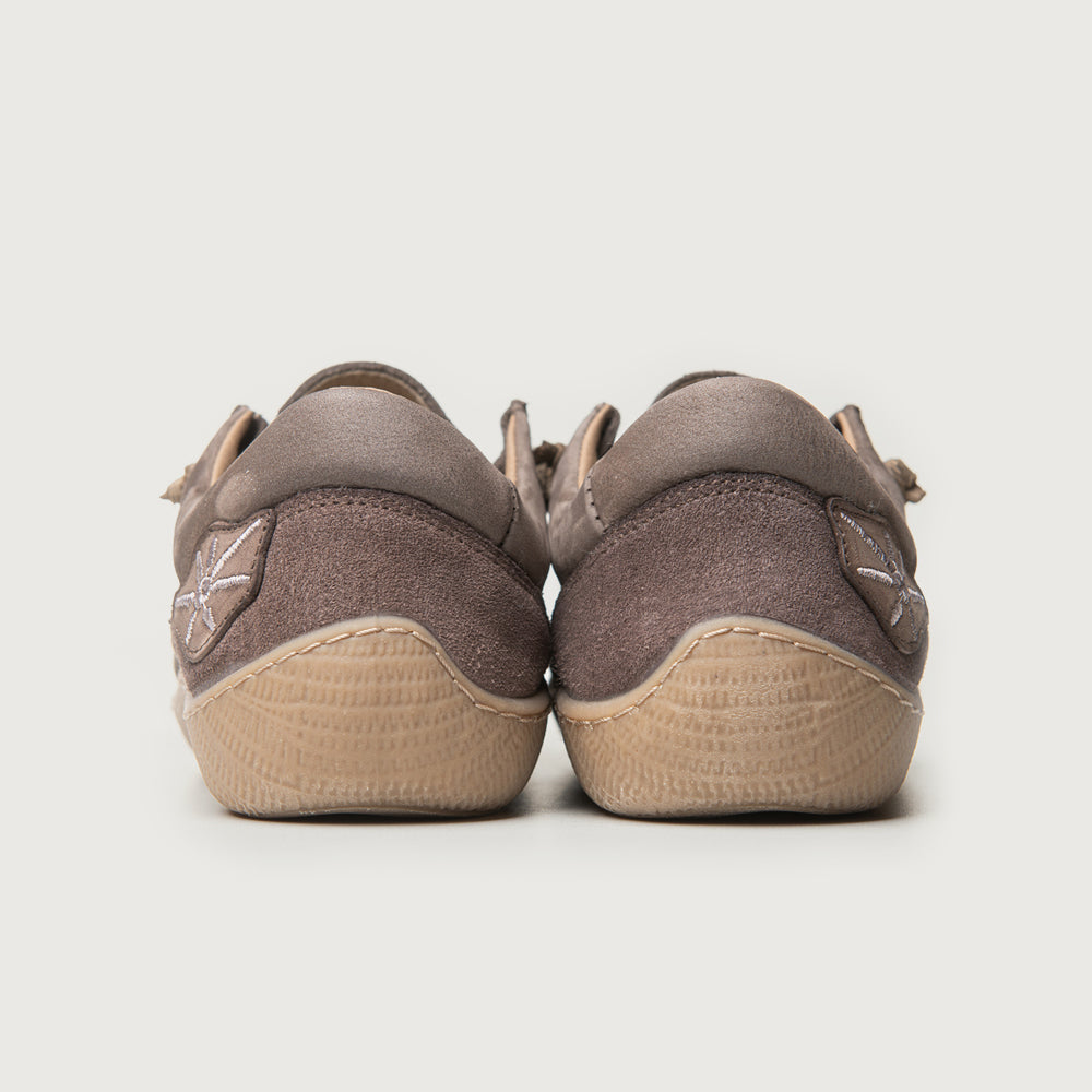 Sunni Sabbi Nantai Zapato Sport nobuck elásticos taupe.