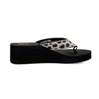 Kelara 62401 Chancla esclava negra leopardo con cuña