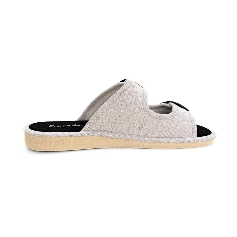 Garzón P495.119 Zapatilla de casa gris con hebillas