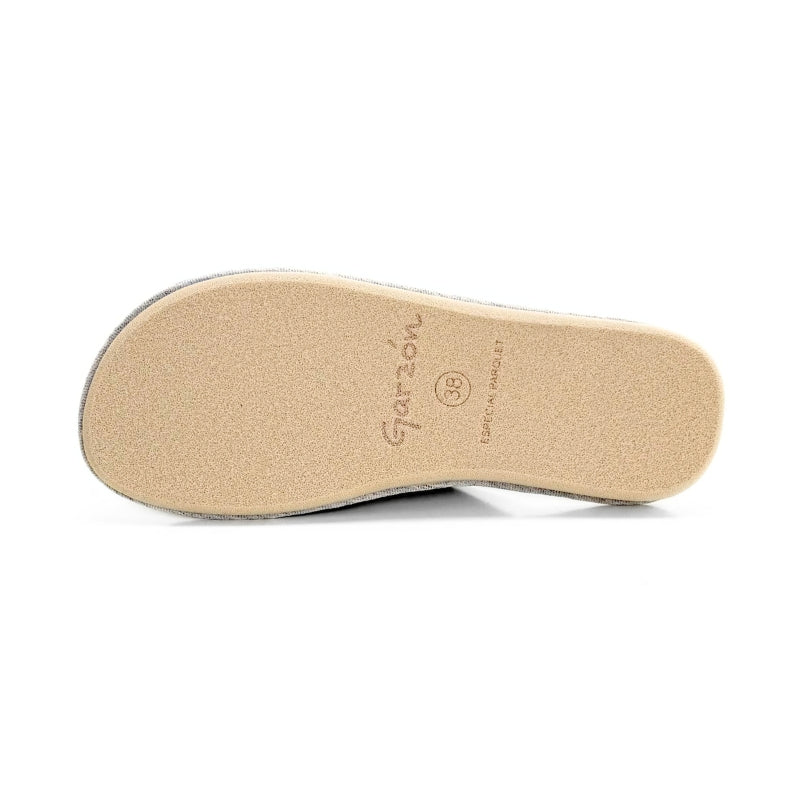 Garzón P495.119 Zapatilla de casa gris con hebillas