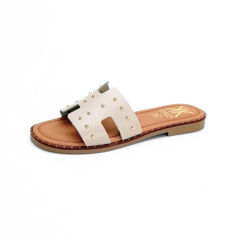 Cokketa 147 Sandalia destalonada beige con tachuelas