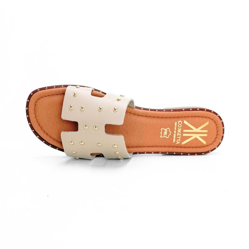 Cokketa 147 Sandalia destalonada beige con tachuelas