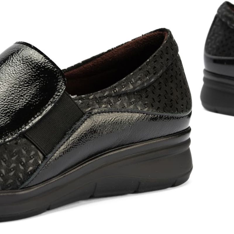 Mocasín Pitillos Gucci mujer de charol negro con elásticos