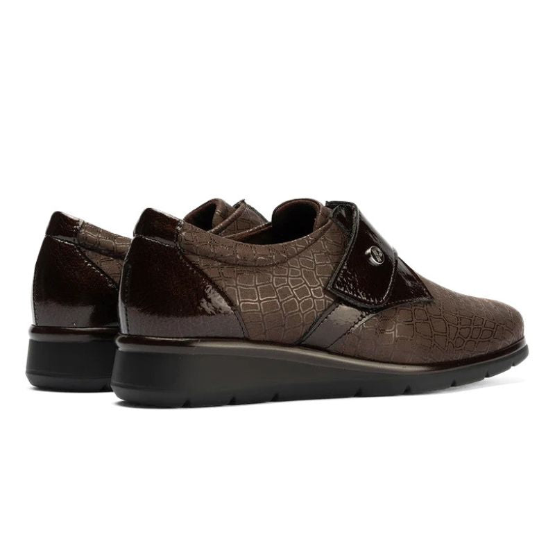 Zapato Pitillos mujer marrón con velcro y ancho especial
