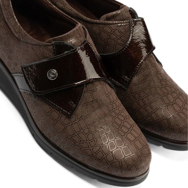 Zapato Pitillos mujer marrón con velcro y ancho especial