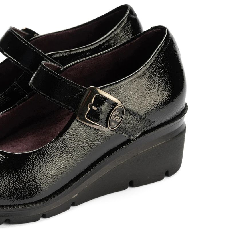 Zapato mercedes Pitillos mujer de charol negro con velcro y cuña