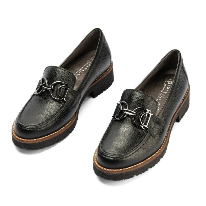 Mocasín Pitillos mujer de piel negro con adorno metálico