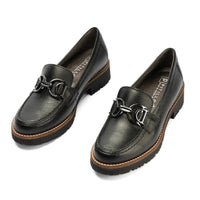 Mocasín Pitillos mujer de piel negro con adorno metálico